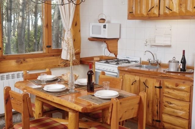 Cabaña Grande - Cabañas Nellquihue - Comedor y cocina integradas - CheckinFans